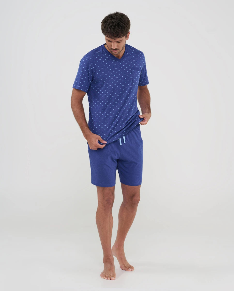 Hombre viste pijama azul veraniego con estampado de cochecitos, bolsillos y cintura ajustable