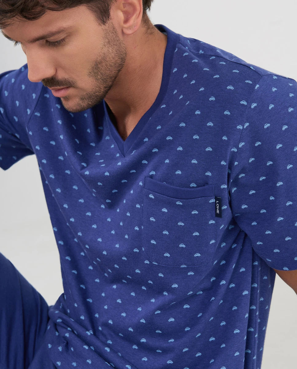 Detalle del top de pijama para hombre azul de manga corta con cuello pico y estampado de cochecitos