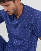 Detalle del top de pijama para hombre azul de manga corta con cuello pico y estampado de cochecitos