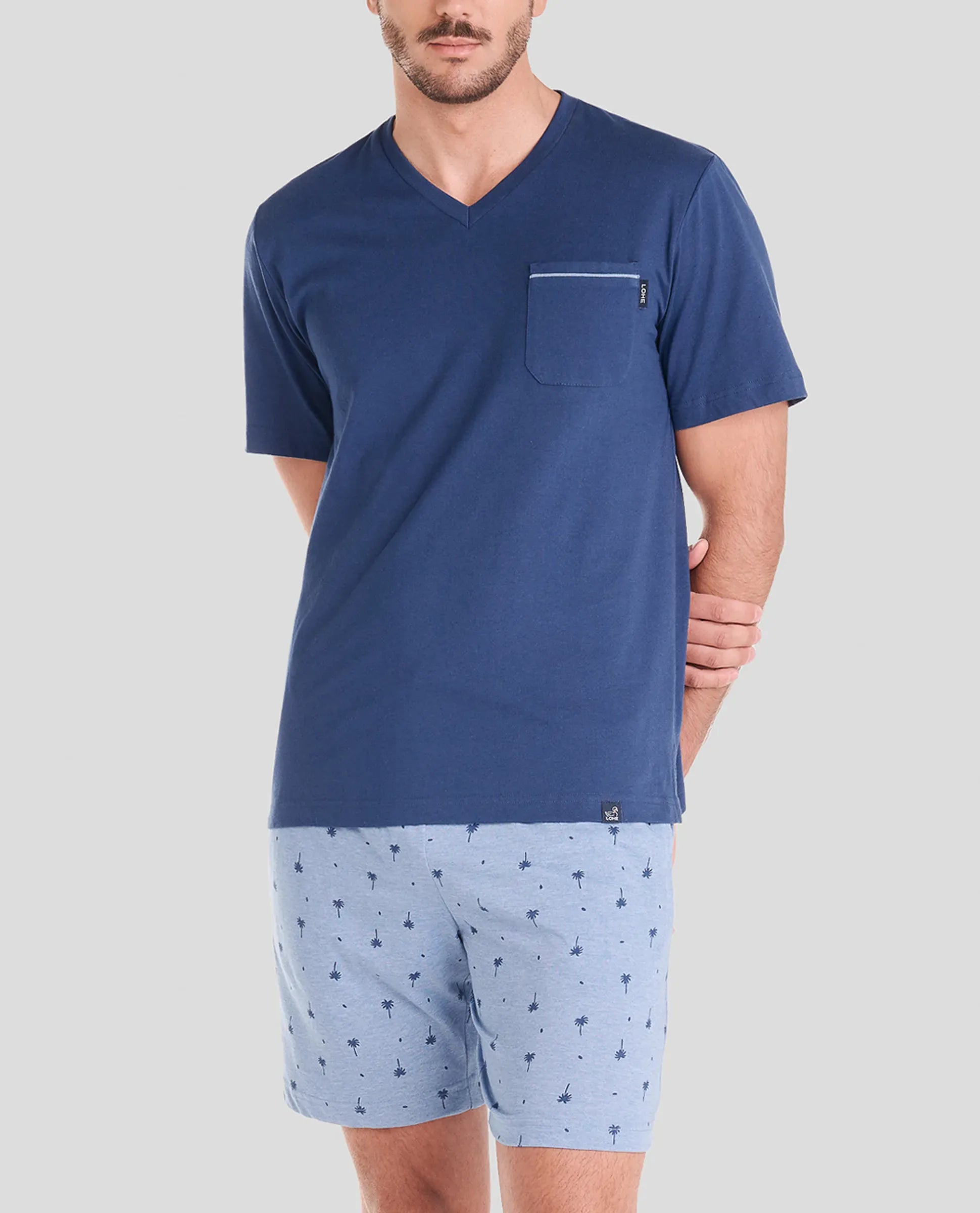 Hombre con pijama corto de verano estampado azul de palmeras