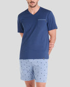 Hombre con pijama corto de verano estampado azul de palmeras