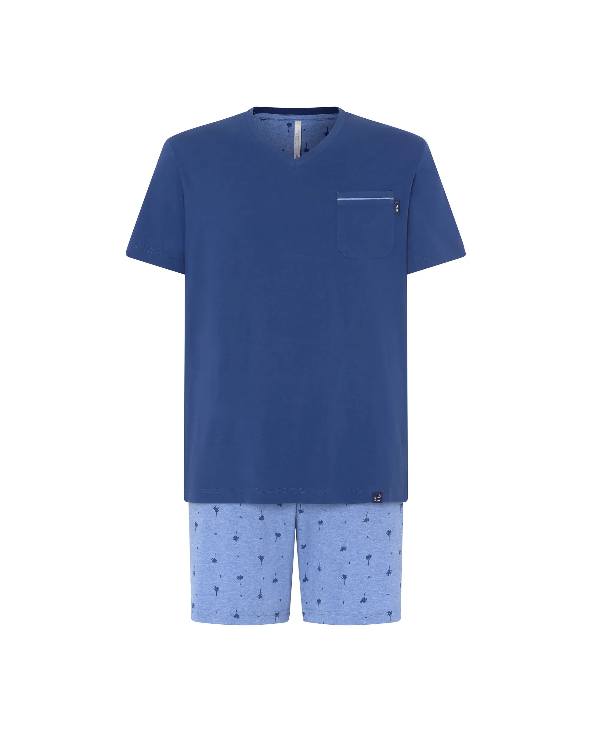 Pijama corto de hombre Lohe, top liso marino, cuello pico, bolsillo pecho y pantalón corto estampado palmeras.