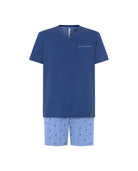 Pijama corto de hombre Lohe, top liso marino, cuello pico, bolsillo pecho y pantalón corto estampado palmeras.