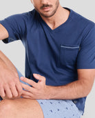 Detalle camiseta de pijama de verano marino de manga corta con cuello pico y bolsillo pecho con pantalón de palmeras a juego