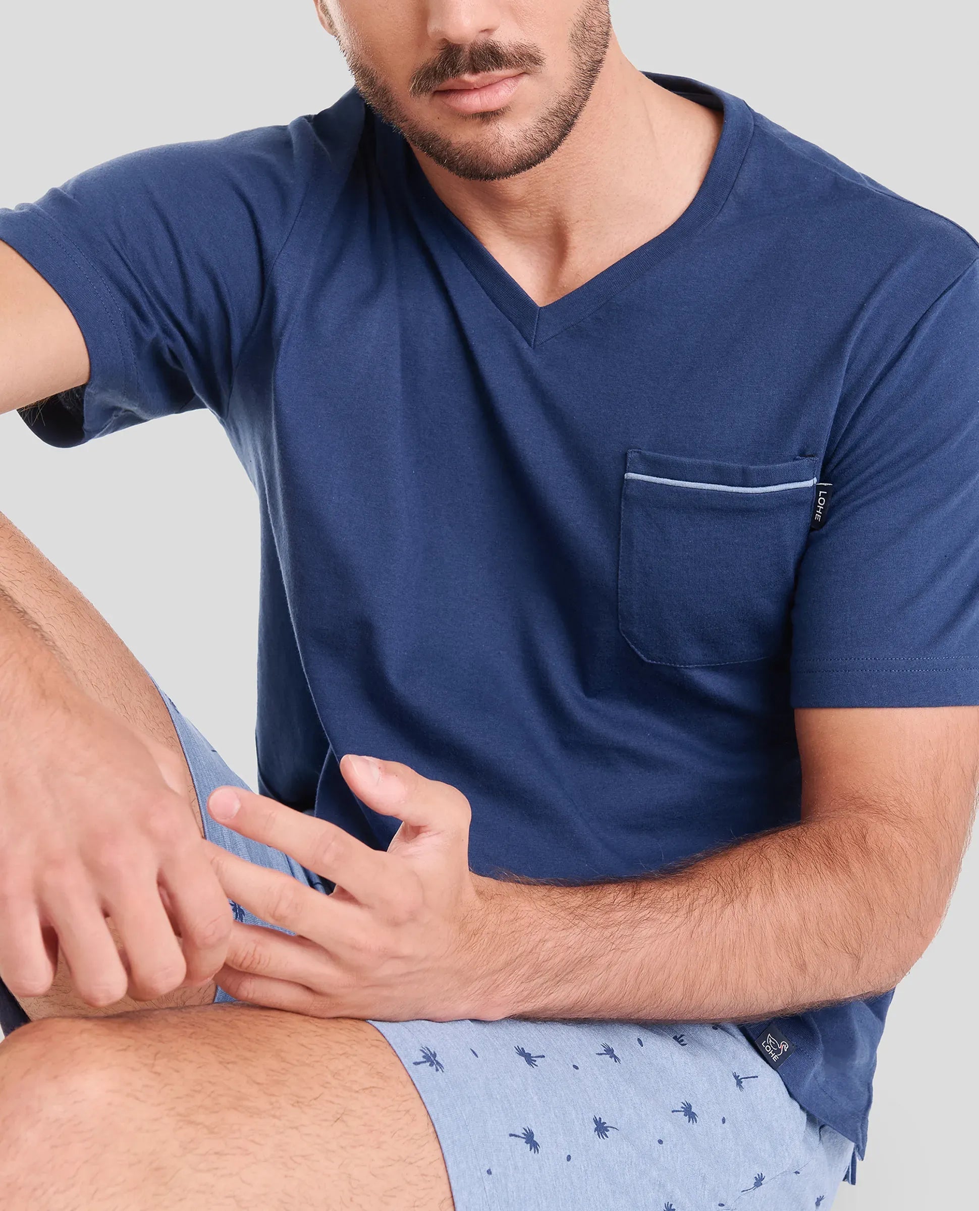 Detalle camiseta de pijama de verano marino de manga corta con cuello pico y bolsillo pecho con pantalón de palmeras a juego