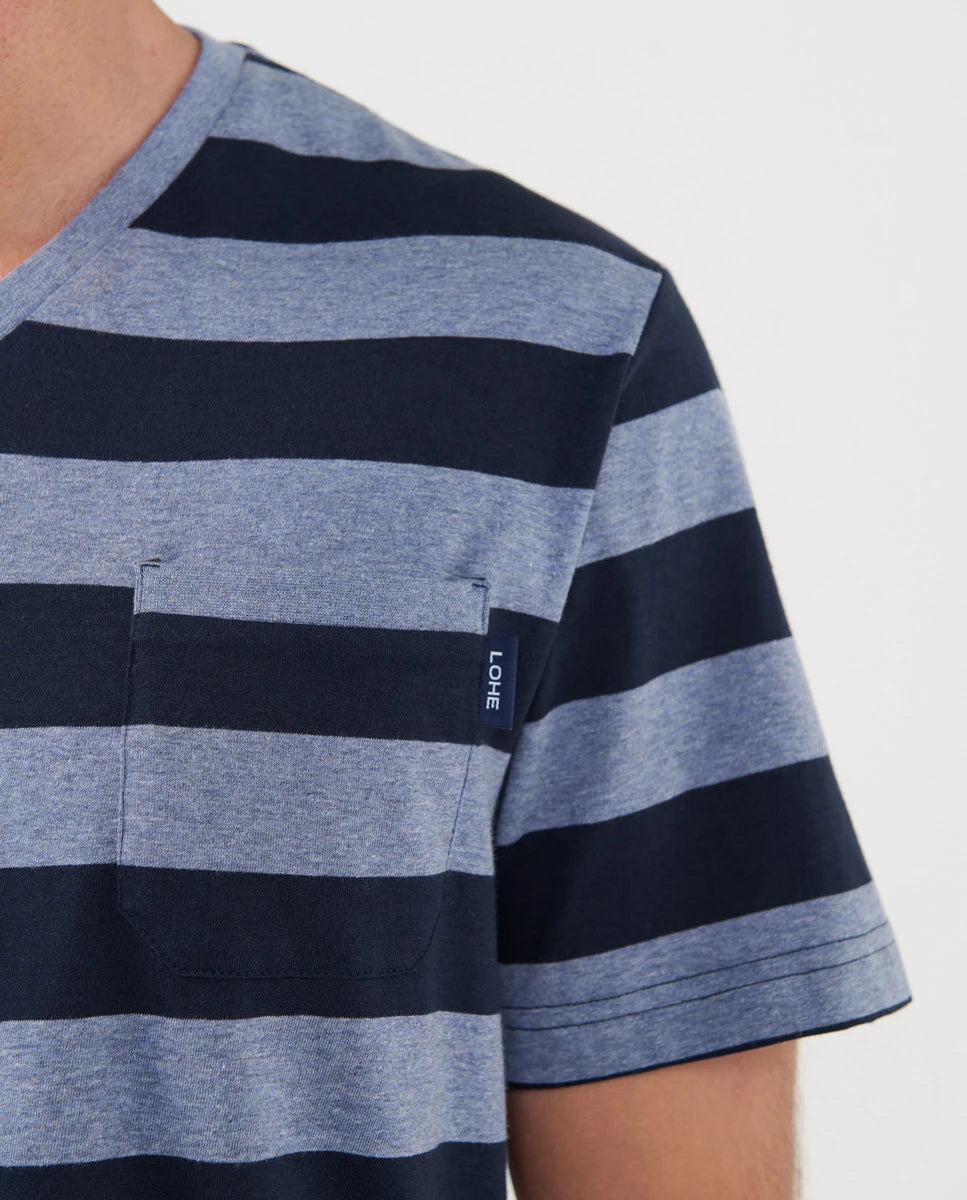 Detalle del top del pijama de hombre de manga corta marino a rayas con bolsillo y detalle de marca