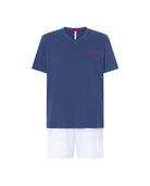 Pijama corto de hombre, top marino de cuello pico y bolsillo pecho, pantalón corto plumeti a lunares y bolsillos.
