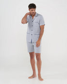 Hombre con pijama corto de verano gris modal abierto con botones y bolsillos delanteros