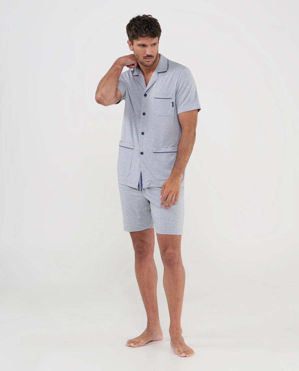Hombre con pijama corto de verano gris modal abierto con botones y bolsillos delanteros