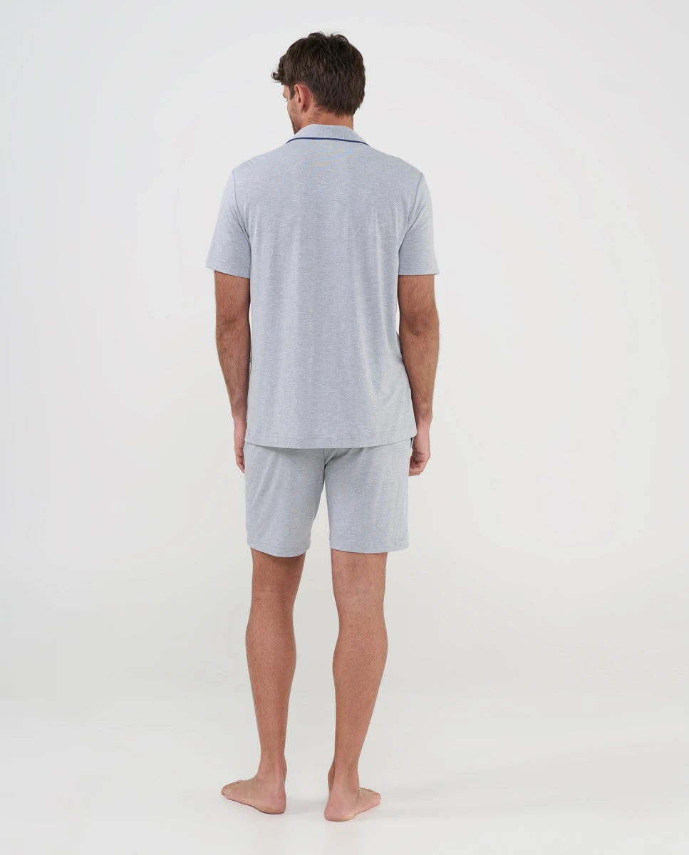 Hombre con pijama de verano de manga corta con top marino de rayas y pantalón corto liso con bolsillos
