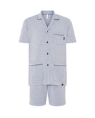 hombre posa con pijama corto veraniego de color azul con pantalón corto de tortuguitas y bolsillos