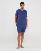 Hombre con pijama corto de verano modal azul de manga corta, cuello pico y pantalón corto