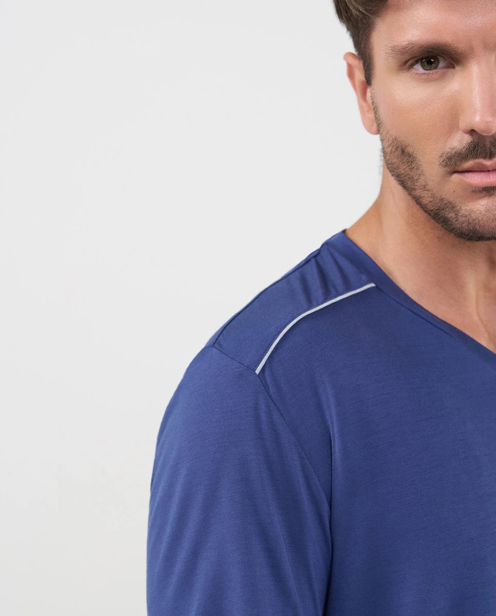 Detalle de camiseta de pijama modal marino de hombre para verano con detalles vivo a contraste