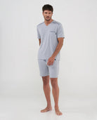 Hombre con pijama corto de verano, top liso modal azul, cuello pico y pantalón rayas de punto con bolsillos