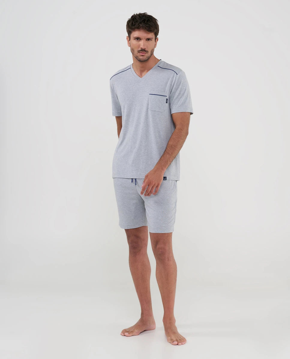 Hombre con pijama corto de verano, top liso modal azul, cuello pico y pantalón rayas de punto con bolsillos