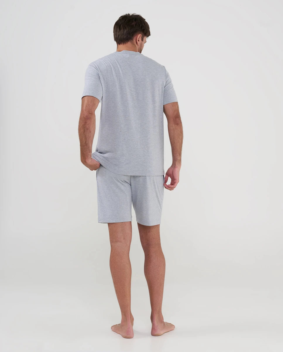 Hombre viste pijama azul veraniego con estampado de cochecitos, bolsillos y cintura ajustable
