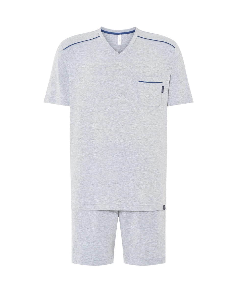 hombre posa con pijama corto veraniego de color azul con pantalón corto de tortuguitas y bolsillos
