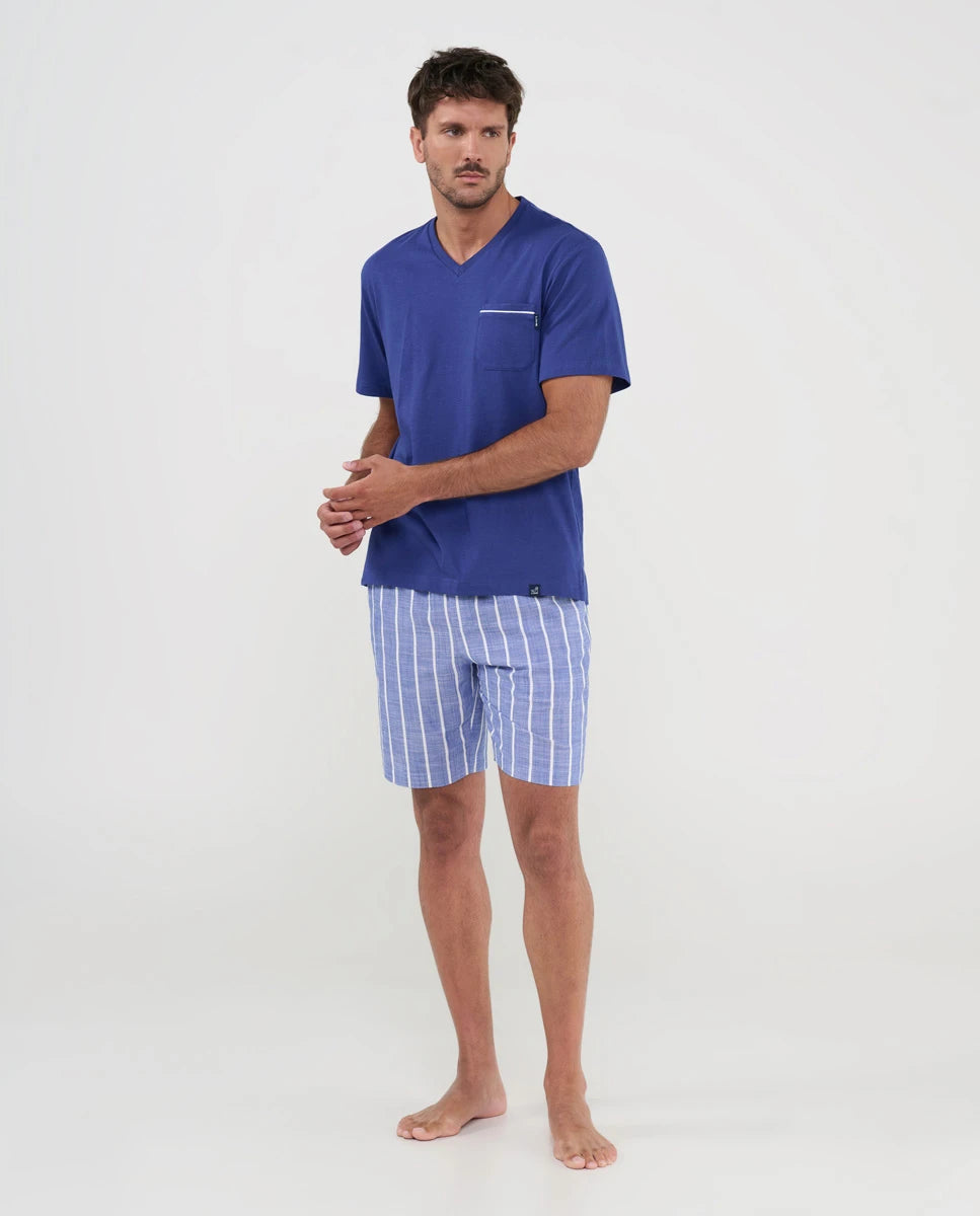 Hombre con pijama corto de verano, top liso modal azul, cuello pico y pantalón rayas de punto con bolsillos