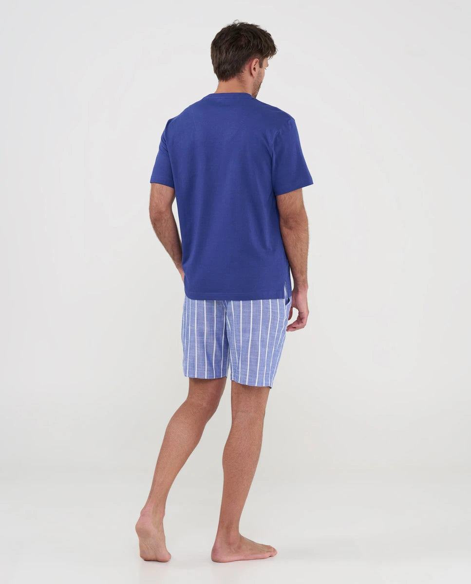 Hombre de espaldas con fresco pijama corto modal para verano azul y rayas