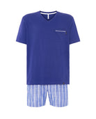 Pijama corto de hombre de manga corta con top liso en modal azul y cuello pico y pantalón rayas de punto con bolsillos.