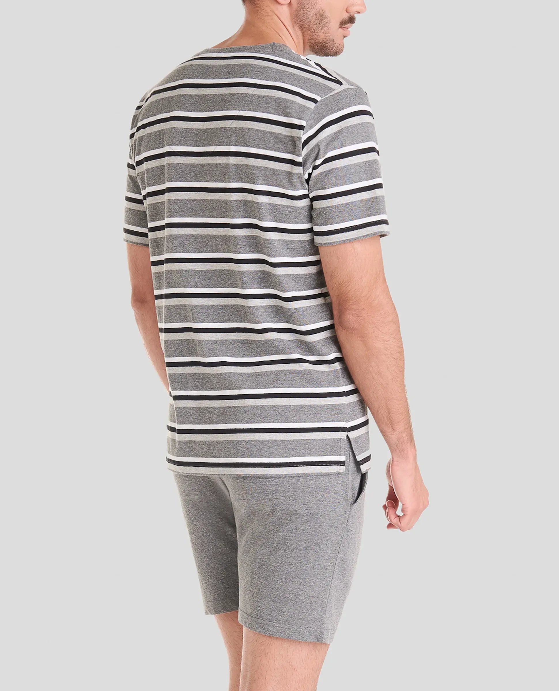 Vista trasera de modelo con pijama veraniego gris de rayas