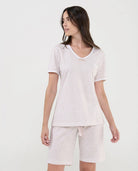 Mujer con pijama corto de verano animal print camel con cuello pico y cintura ajustable
