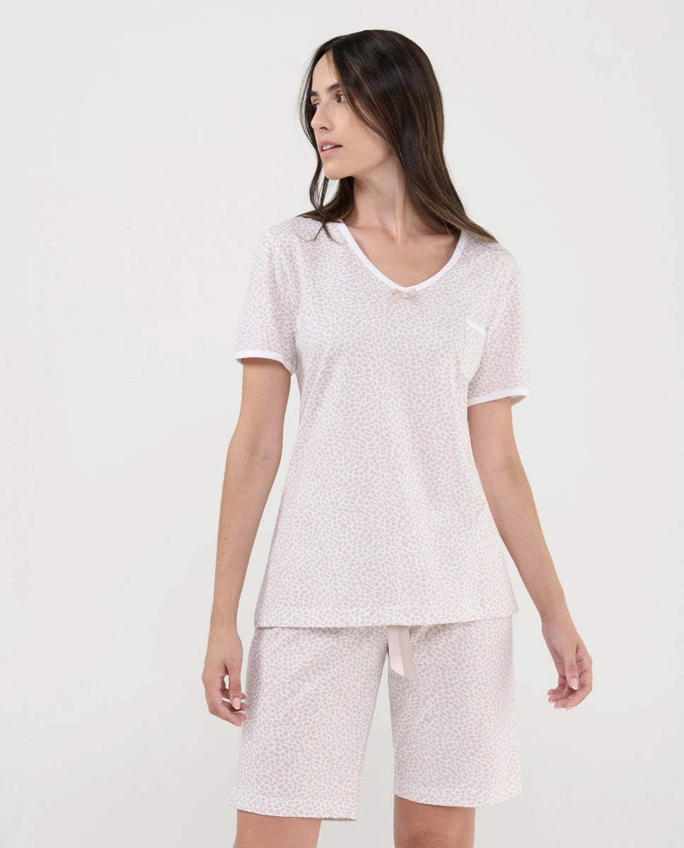 Mujer con pijama corto de verano animal print camel con cuello pico y cintura ajustable