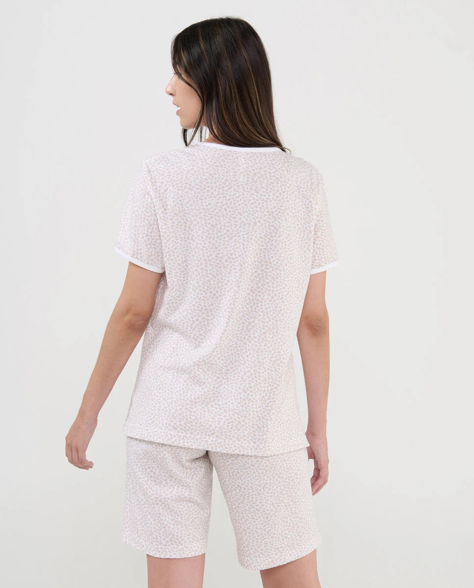Mujer de espaldas con pijama corto de manga corta estampado animal print camel