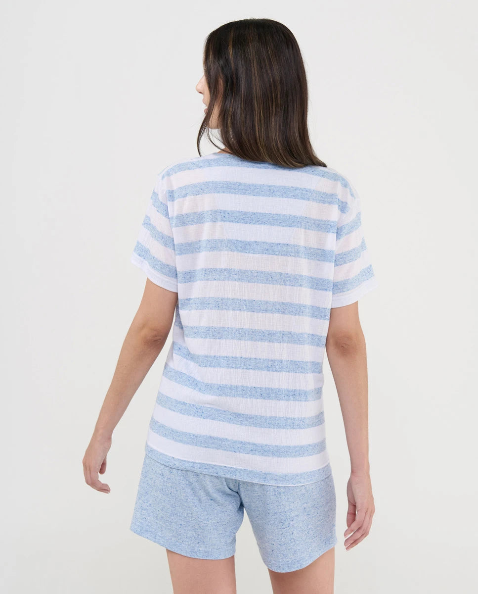 Mujer de espaldas con pijama corto celeste para verano