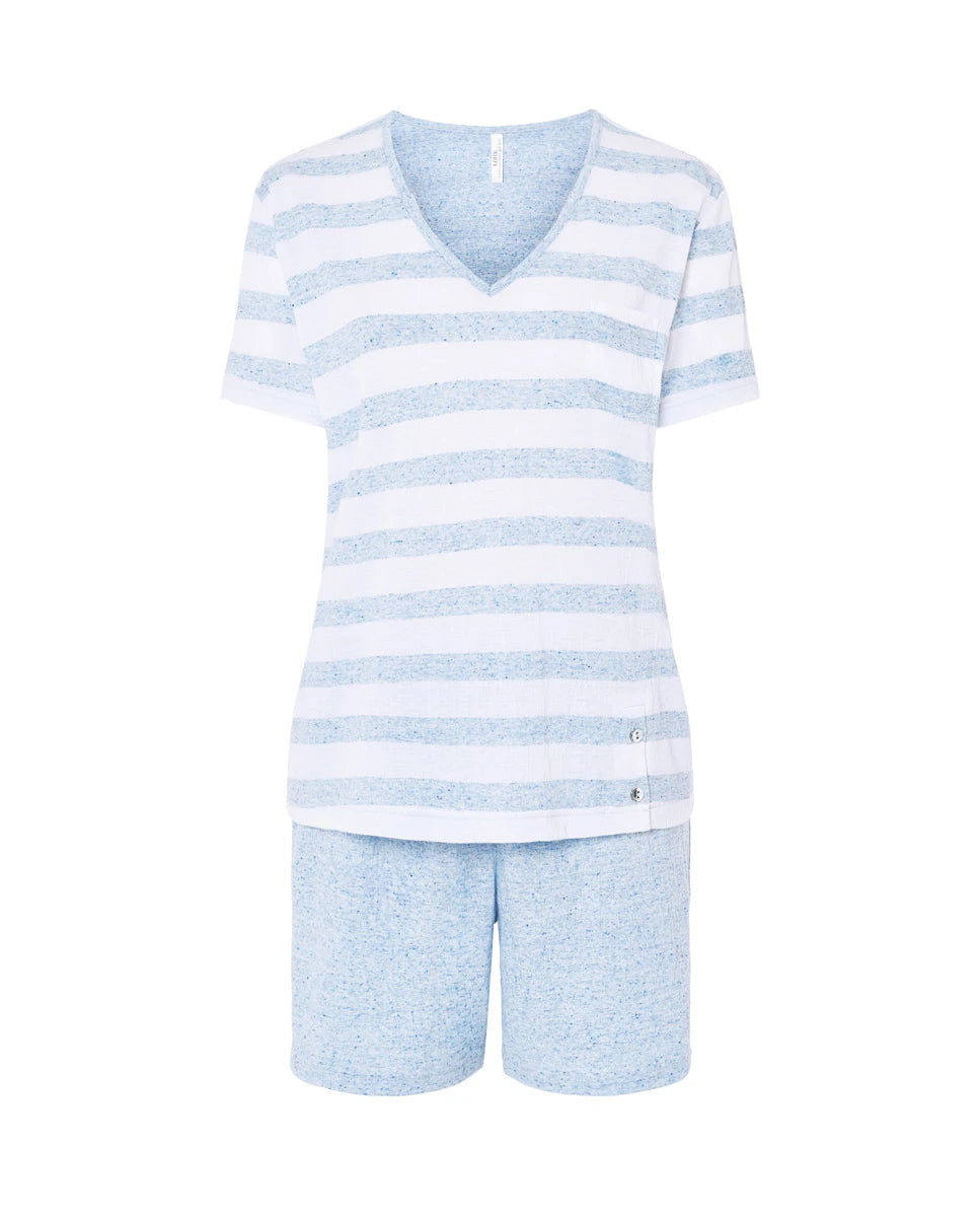 Pijama corto de mujer de punto, camiseta vigoré manga corta de rayas celestes y cuello pico, pantalón corto liso a juego.