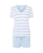 Pijama corto de mujer de punto, camiseta vigoré manga corta de rayas celestes y cuello pico, pantalón corto liso a juego.
