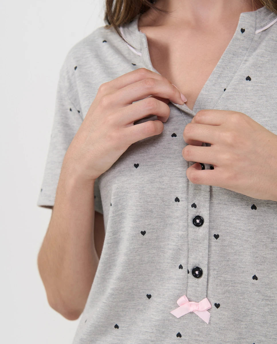 Detalle del cuello abierto abotonado y lazo de rosa del top gris vigoré