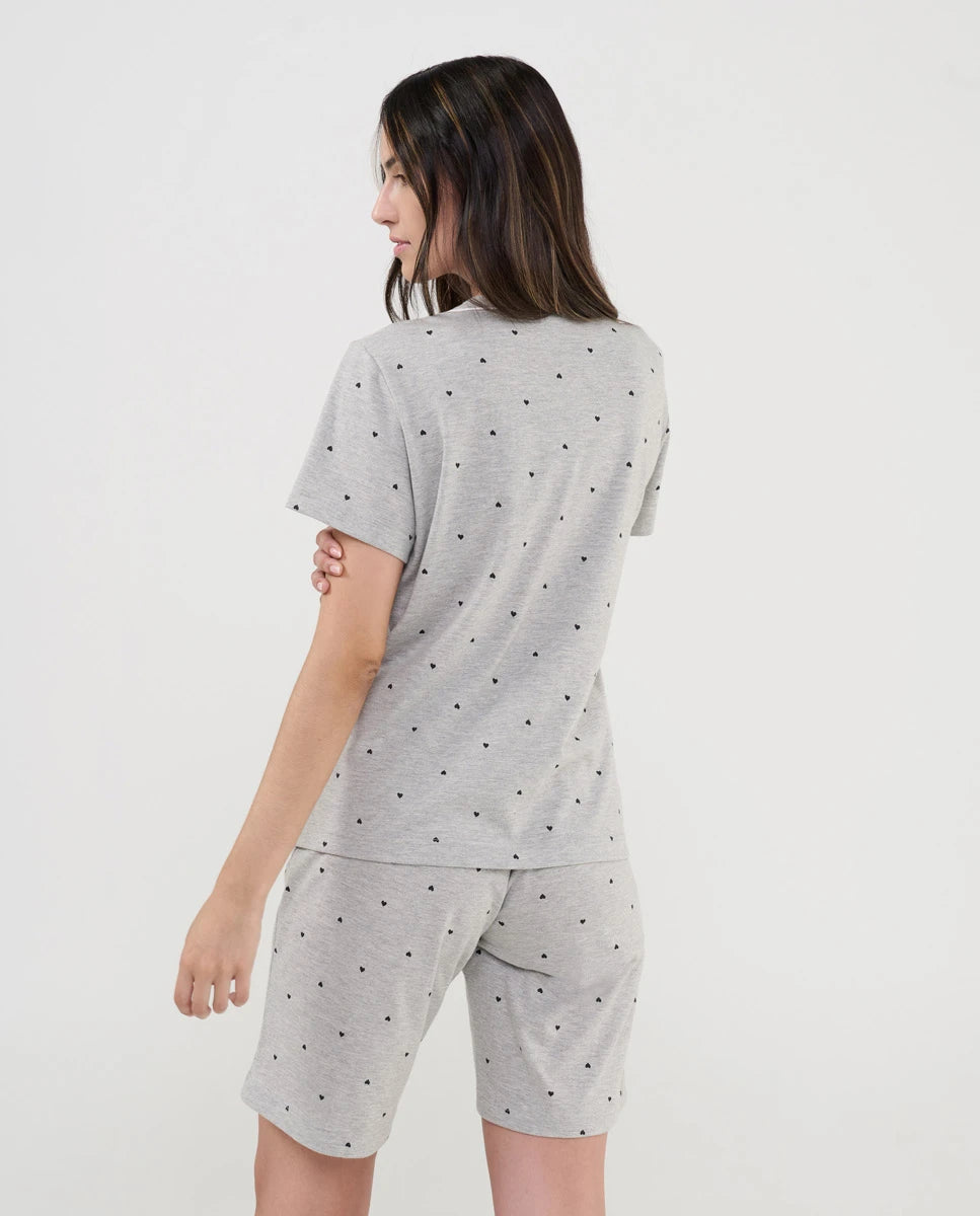 Mujer de espaldas con pijama de verano gris vigoré de manga corta y pantalón corto
