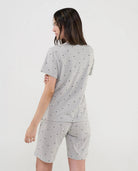 Mujer de espaldas con pijama de verano gris vigoré de manga corta y pantalón corto