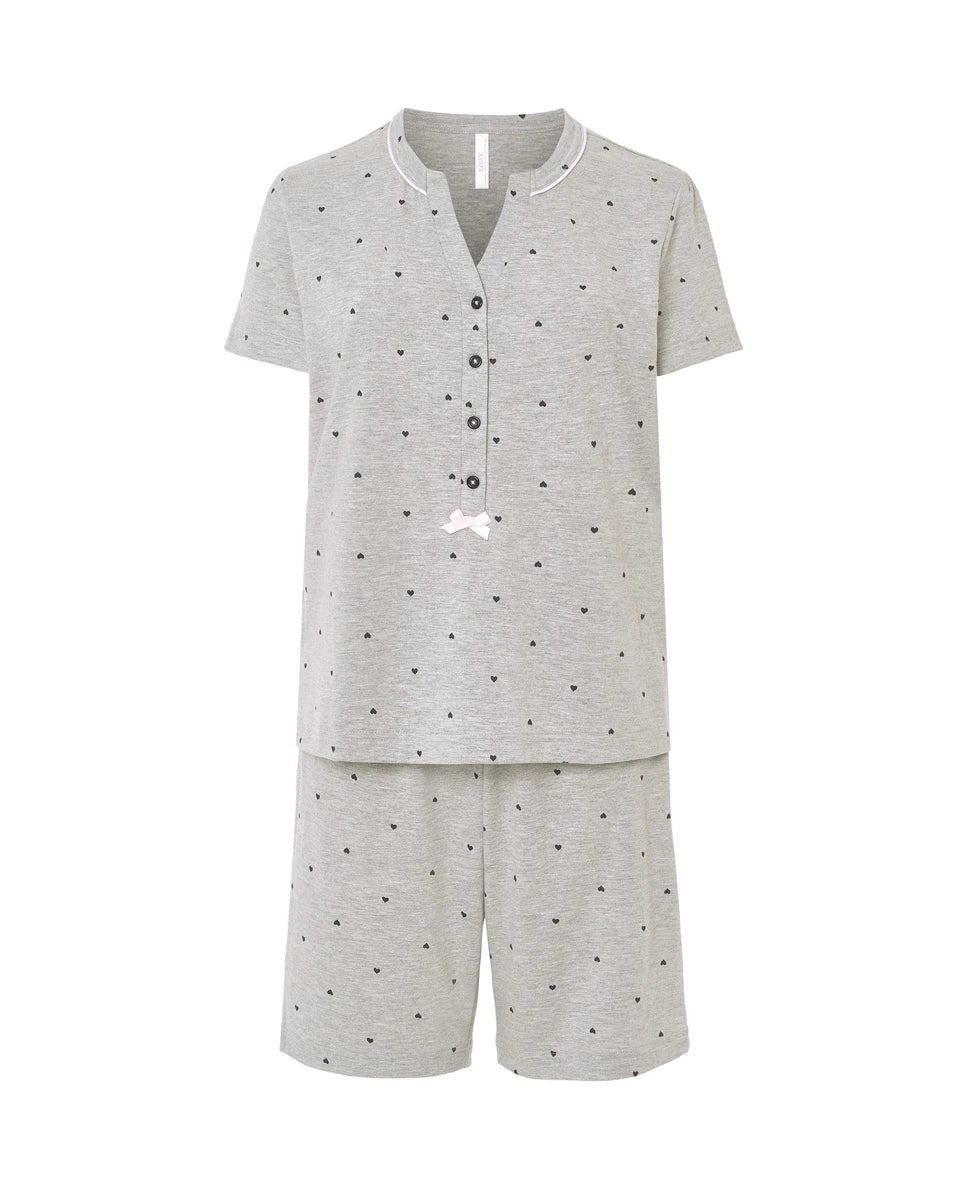 Pijama de mujer manga corta gris vigoré con corazones, cuello pata con botones y lacito decorativo de raso rosa.