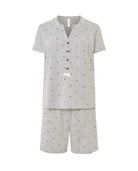 Pijama de mujer manga corta gris vigoré con corazones, cuello pata con botones y lacito decorativo de raso rosa.