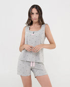 Mujer viste pijama corto de verano de suave punto vigoré gris de tirantes anchos y pantalón corto