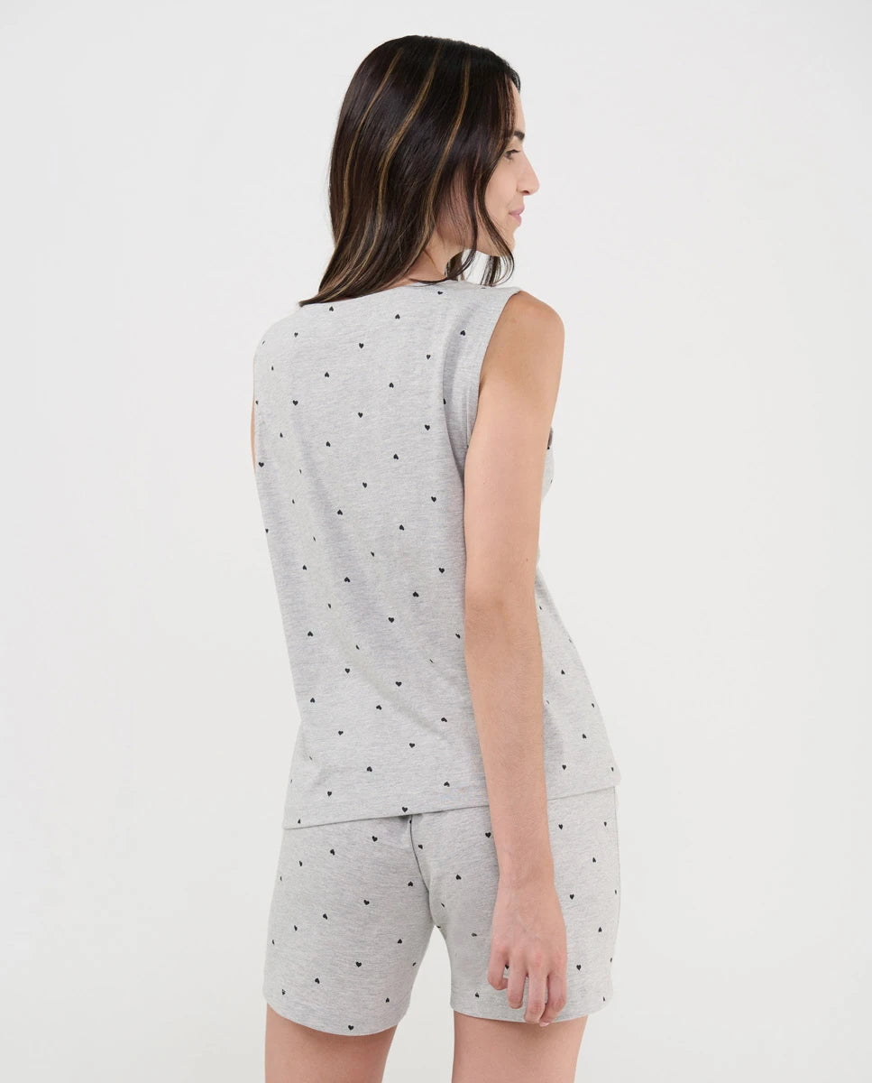 Vista posterior de modelo con pijama de verano corto gris vigoré con corazoncitos