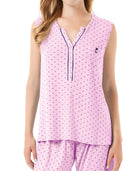 Vista detalle de pijama sin mangas de verano rosa con cuello abierto con botones y bolsillo