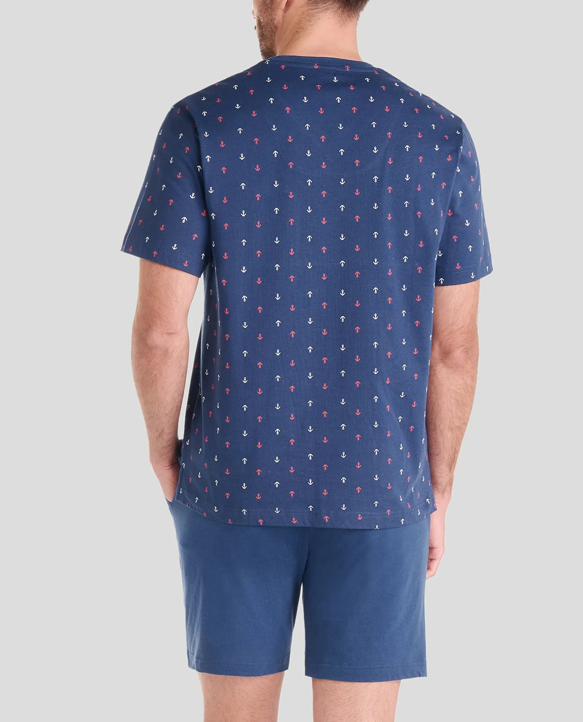 Hombre de espaldas con pijama corto veraniego en color marino y estampado de anclas