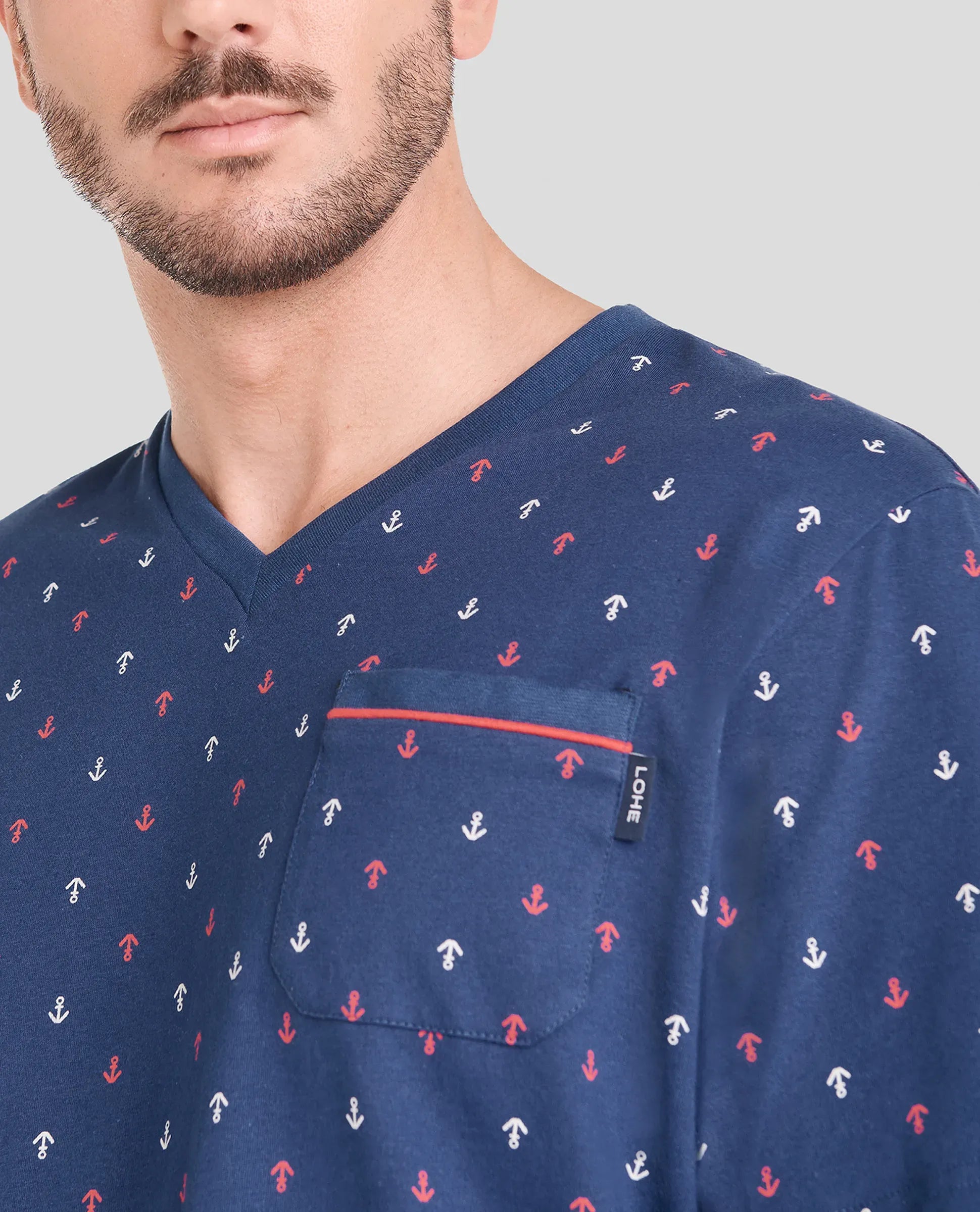 Vista detalle de camiseta de pijama de verano para hombre marino de cuello pico y bolsillo frontal motivos de anclas