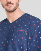 Vista detalle de camiseta de pijama de verano para hombre marino de cuello pico y bolsillo frontal motivos de anclas