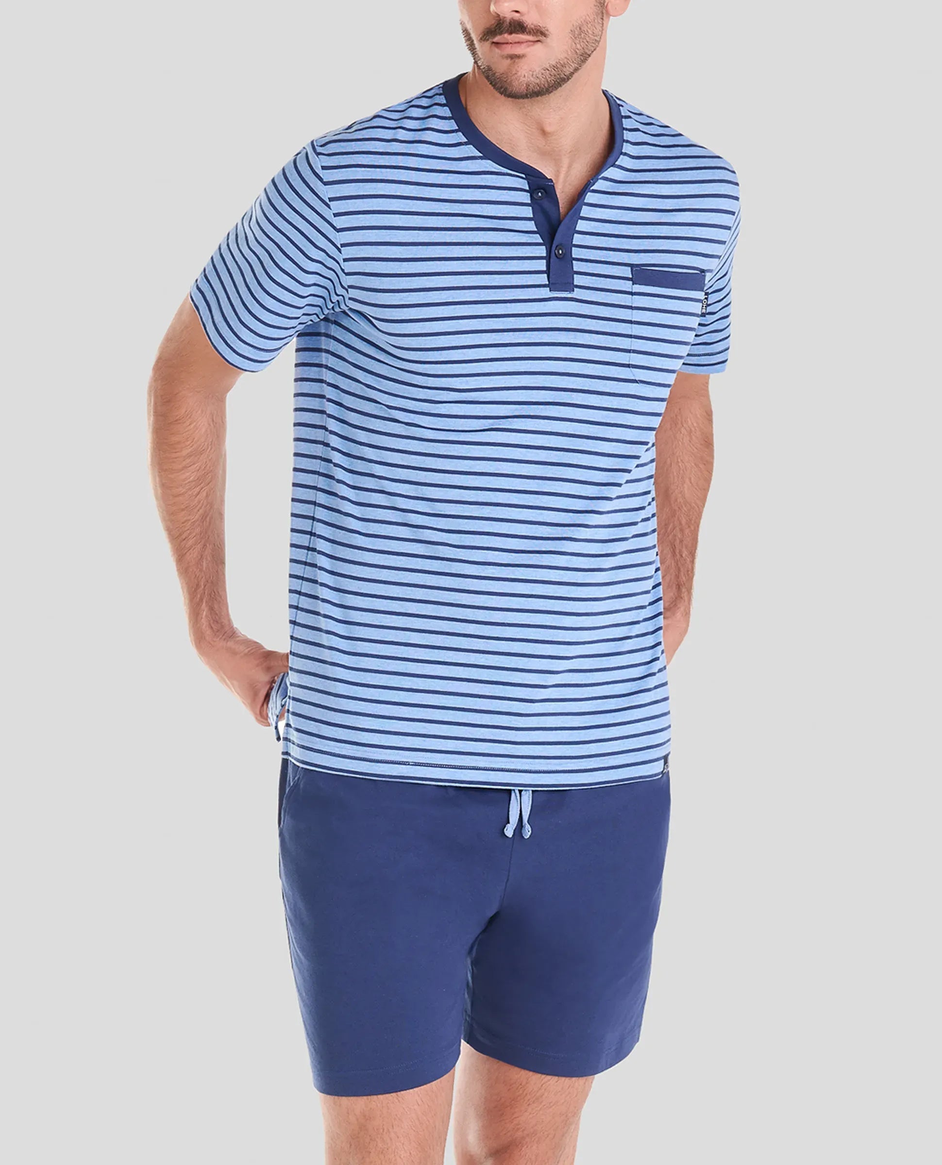 Hombre con Pijama corto de verano a rayas azules y pantalón corto a juego