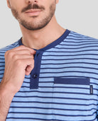 Camiseta de pijama a rayas para hombre de manga corta con cuello pata y bolsillo a contraste en marino