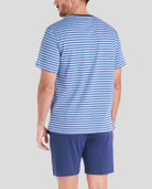Vista de espaldas de hombre con pijama corto a rayas para verano