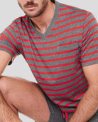 Camiseta de pijama de caballero con cuello de pico y diseño de rayas rojas para verano