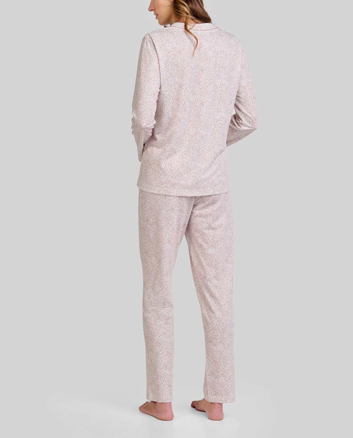 vista trasera de mujer con pijama de invierno manga larga en camel con florecitas