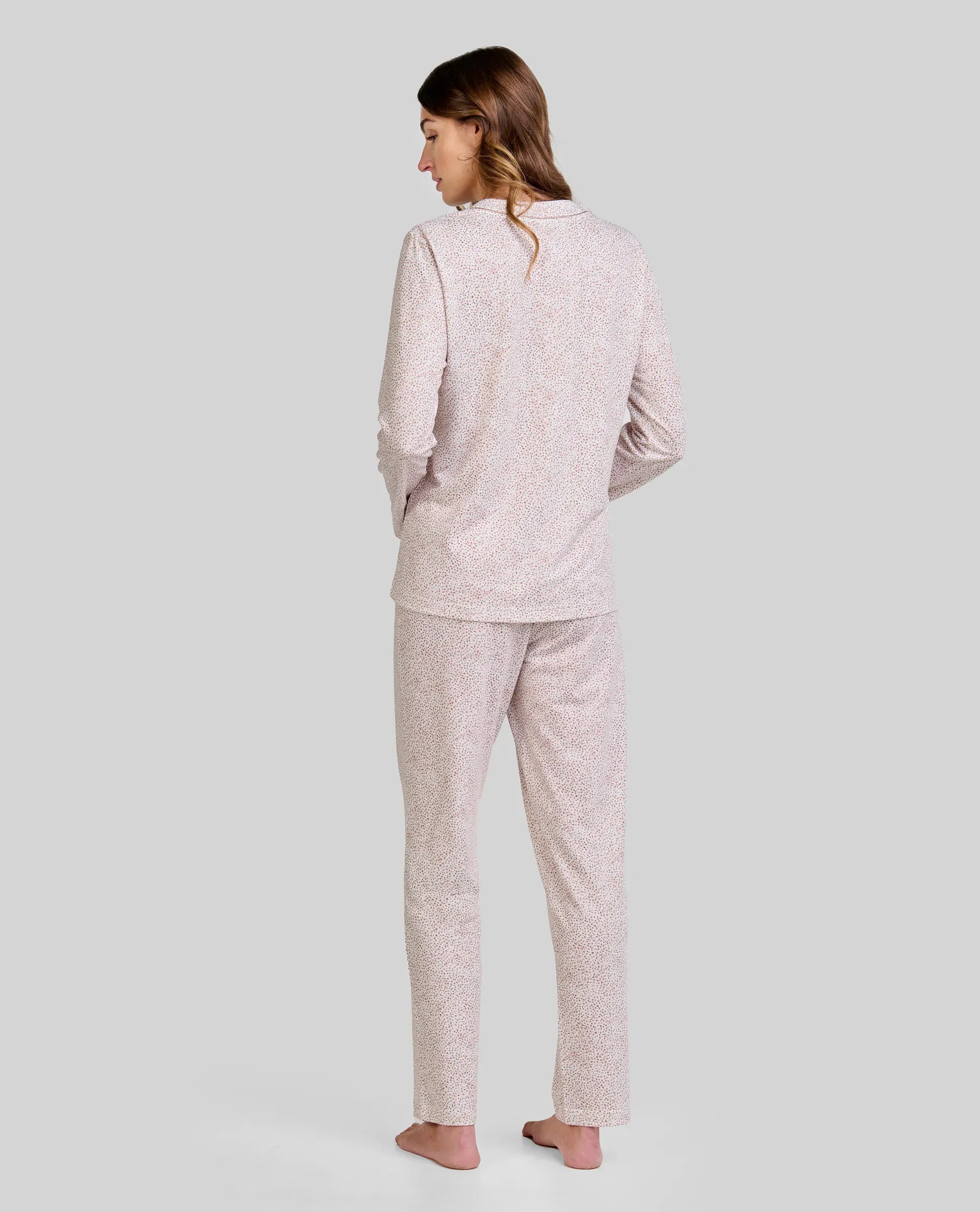 vista trasera de mujer con pijama de invierno manga larga en camel con florecitas