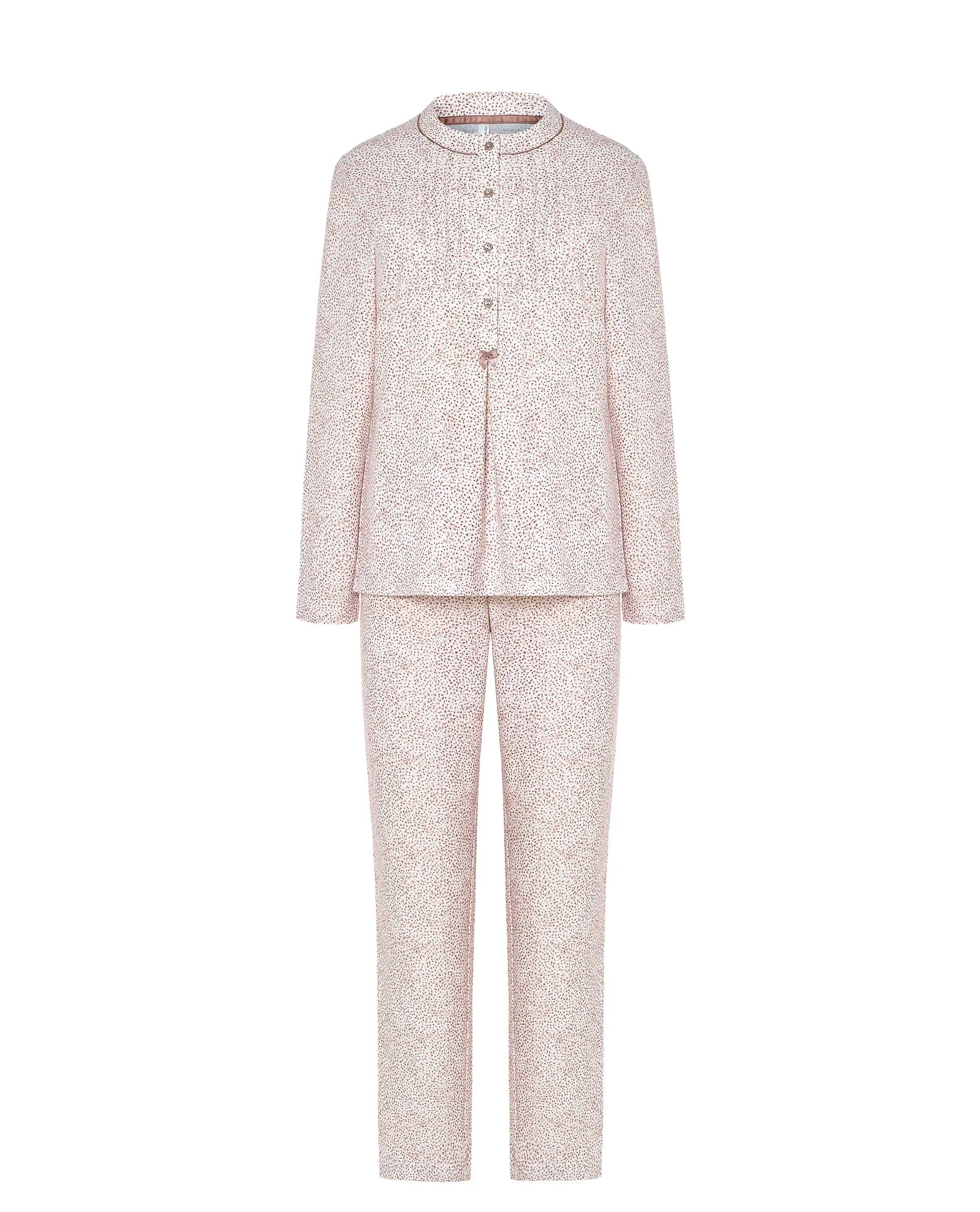 Pijama cómodo de mujer estampado florecitas camel con escote redondo, abotonado manga larga y pantalón largo.