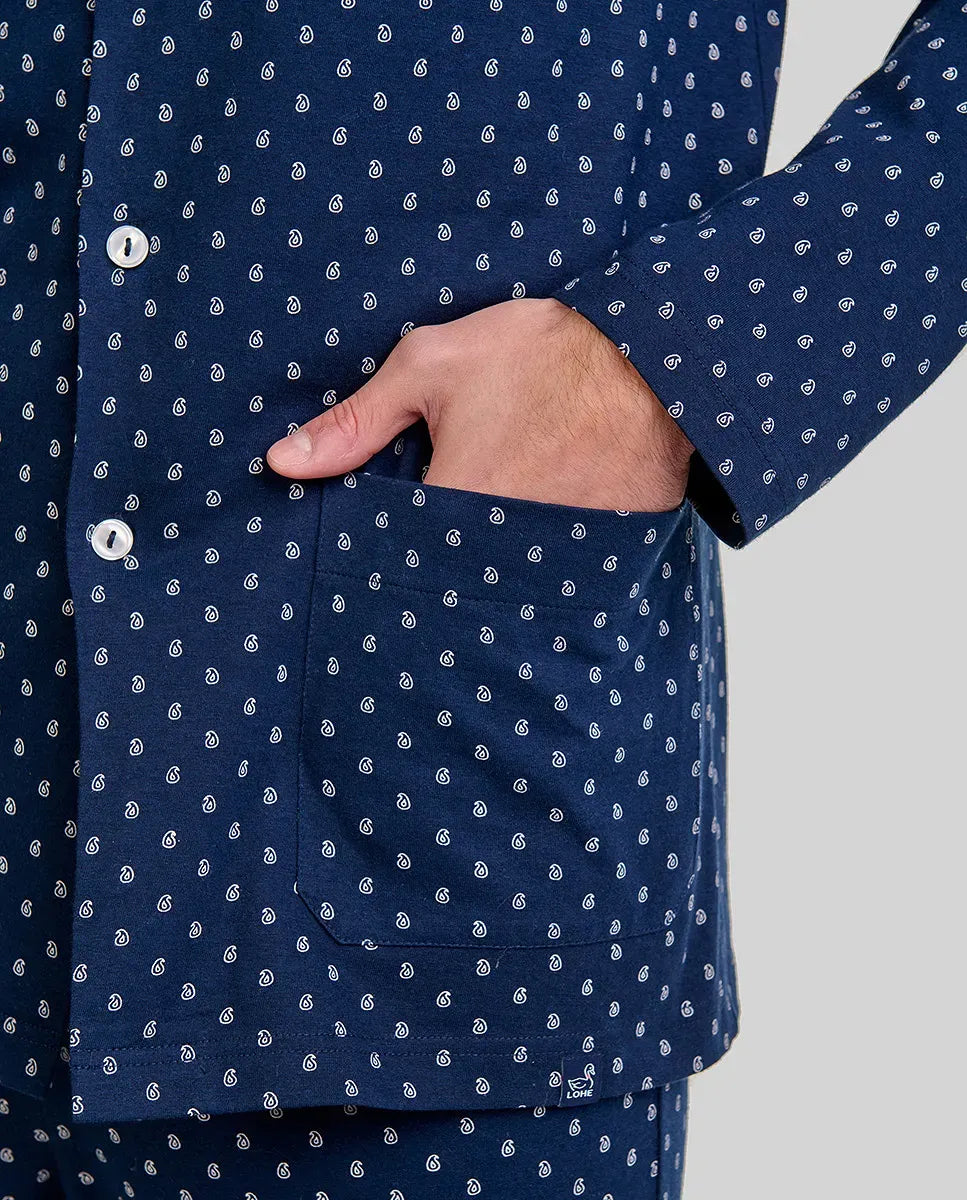 Detalle de bolsillo de chaquetilla abotonada de pijama caballero para invierno azul marino con bolsillos